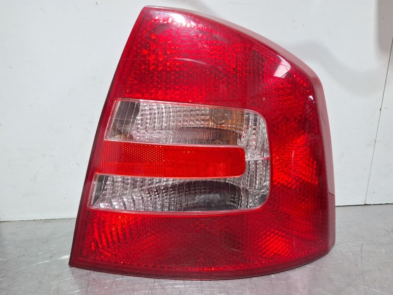 Recambio de piloto trasero derecho para skoda octavia referencia OEM IAM   