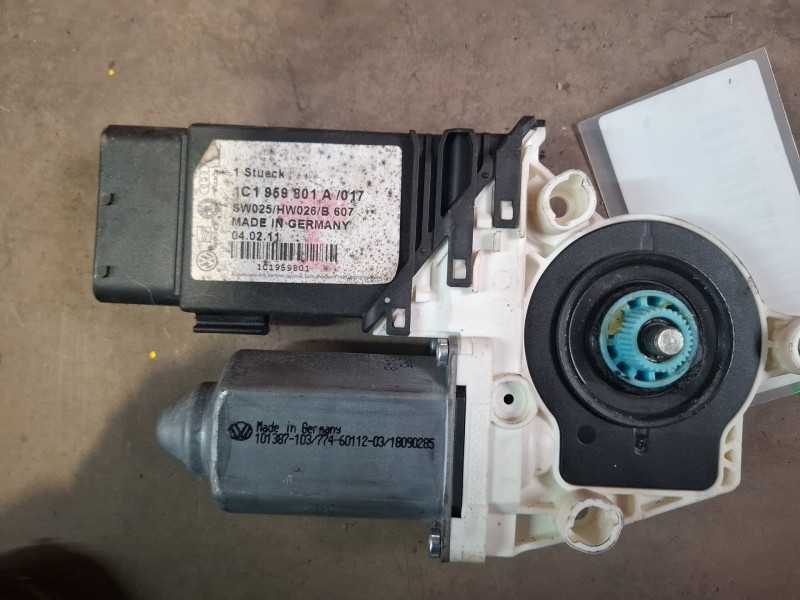 Recambio de motor elevalunas delantero izquierdo para volkswagen golf referencia OEM IAM 1C1959801A  