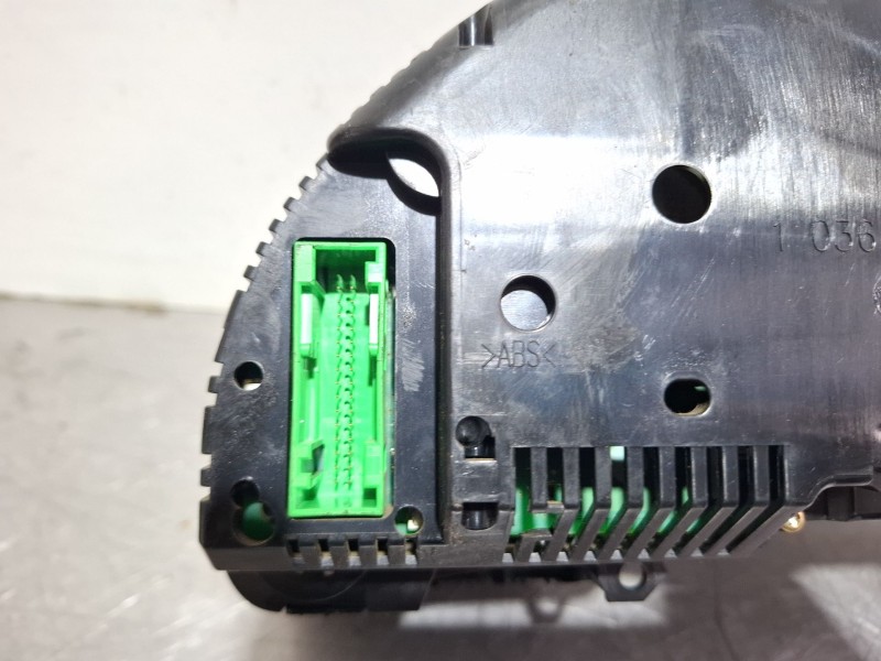 Recambio de cuenta kilometros para audi a4 8e 2.0 tdi 6v03 referencia OEM IAM 1036901830  