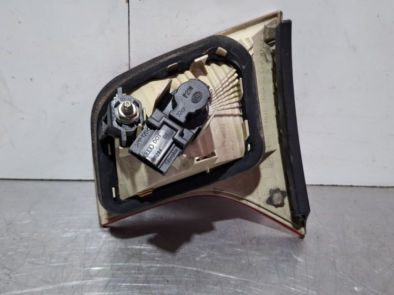 Recambio de piloto porton trasero izquierdo para audi a4 8e 2.0 tdi 6v03 referencia OEM IAM 965038-01  