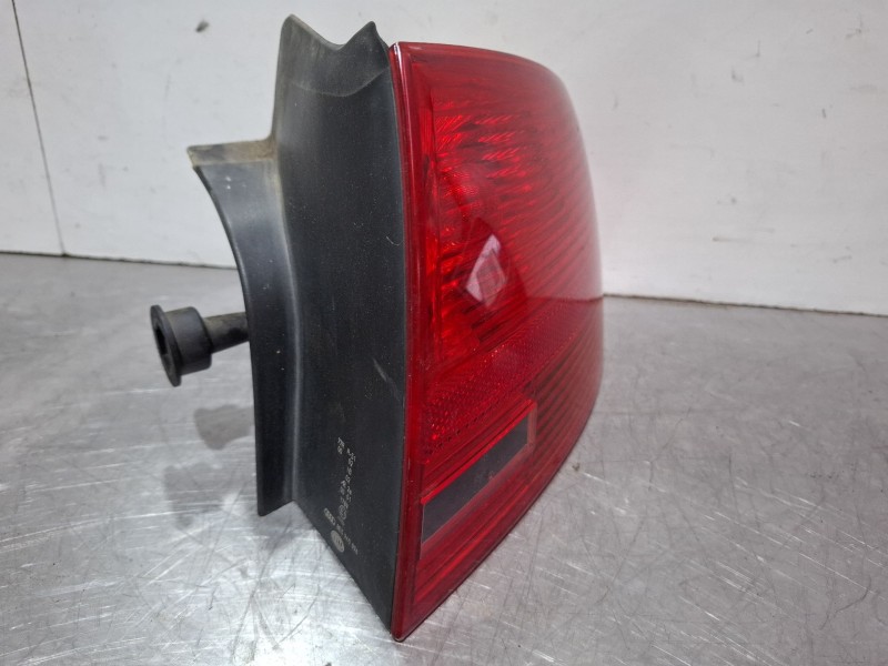 Recambio de piloto carrocería trasero derecho para audi a4 8e 2.0 tdi 6v03 referencia OEM IAM 965037  