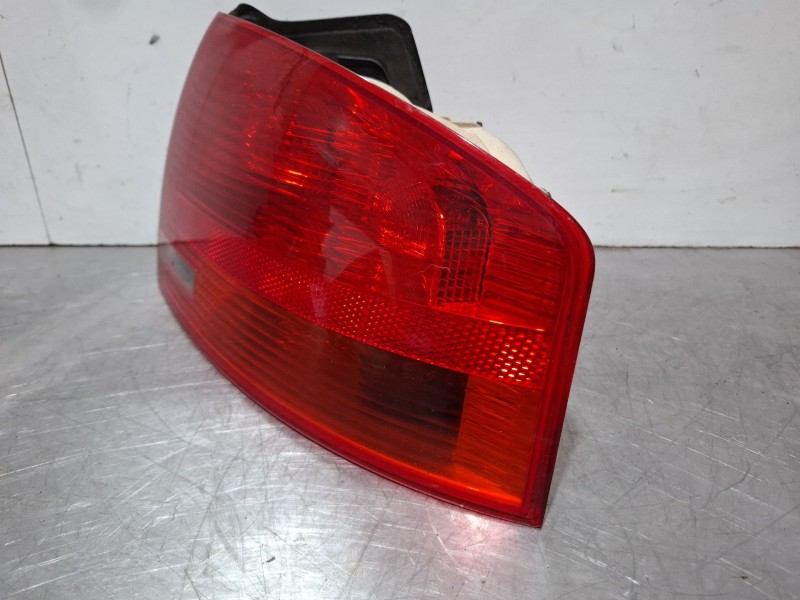 Recambio de piloto carrocería trasero derecho para audi a4 8e 2.0 tdi 6v03 referencia OEM IAM 965037  