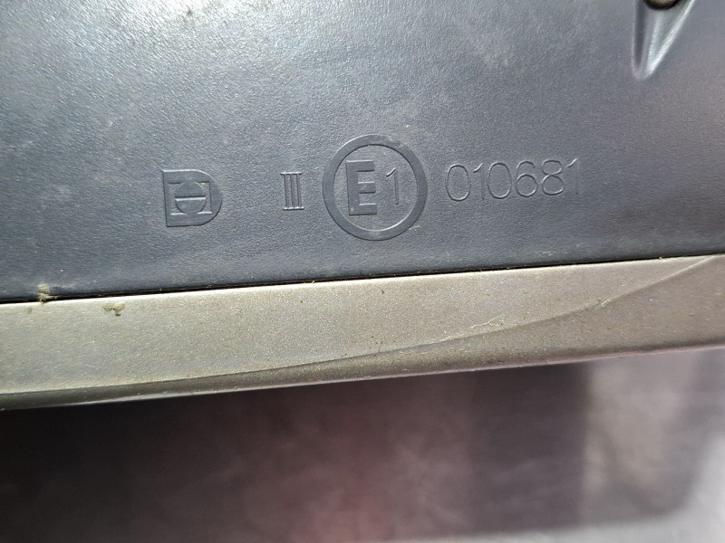 Recambio de espejo retrovisor derecho electrico para audi a4 8e 2.0 tdi 6v03 referencia OEM IAM E1010681  