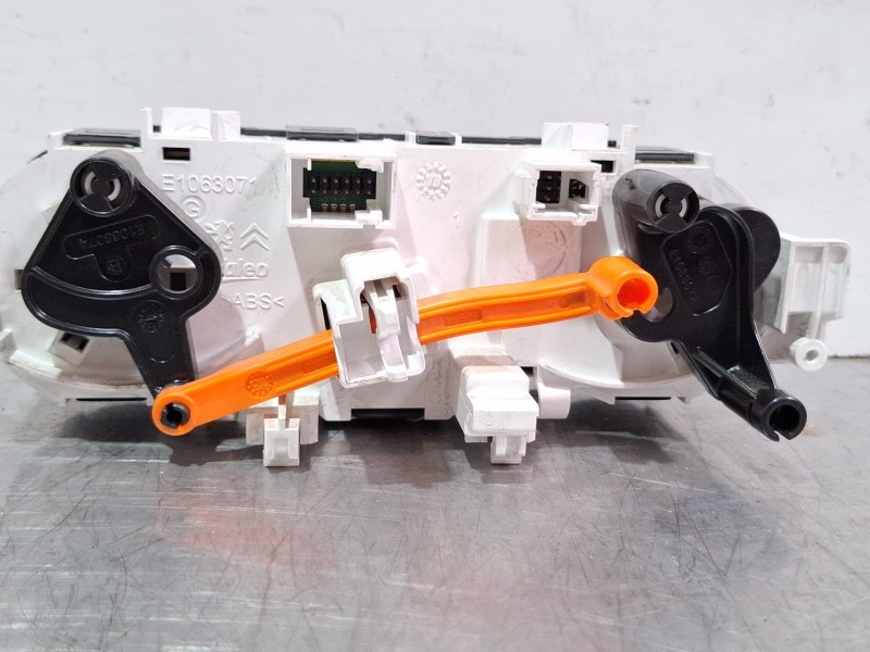 Recambio de mando calefaccion aire acondicionado para peugeot 2008 act 1.6 hdi referencia OEM IAM 96722483ZD  