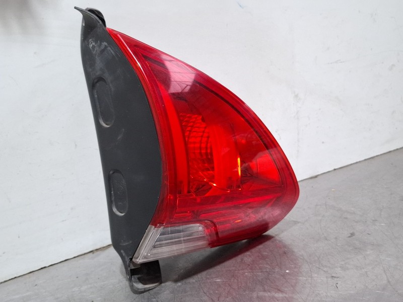 Recambio de piloto porton trasero izquierdo para peugeot 2008 act 1.6 hdi referencia OEM IAM 9678074480  