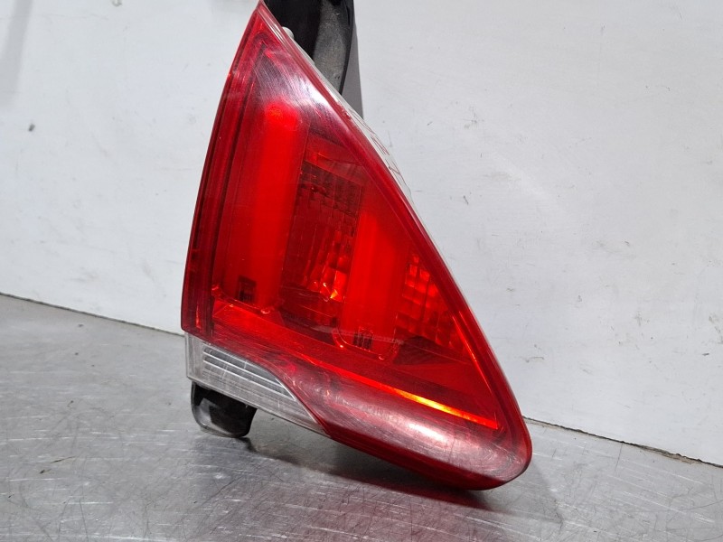 Recambio de piloto porton trasero izquierdo para peugeot 2008 act 1.6 hdi referencia OEM IAM 9678074480  