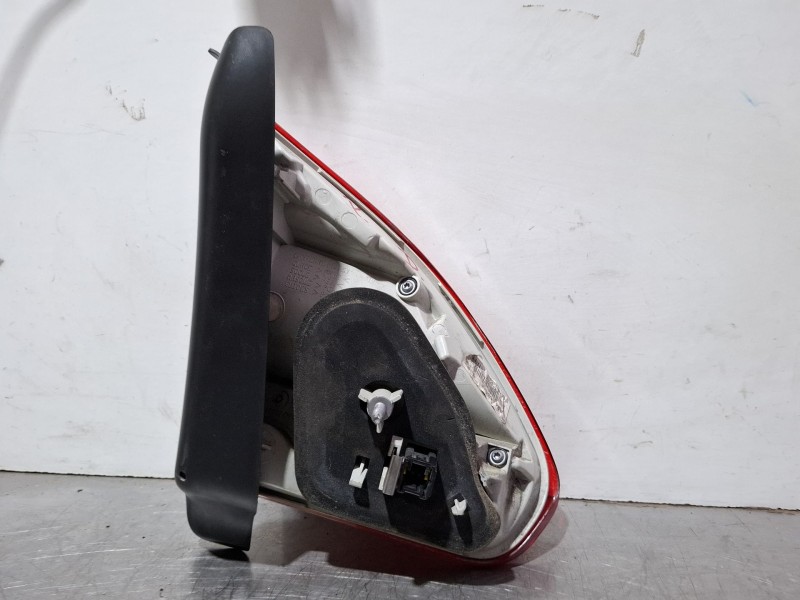 Recambio de piloto porton trasero derecho para peugeot 2008 act 1.6 hdi referencia OEM IAM 9678074580  