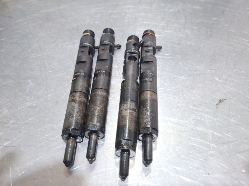 Recambio de inyector para renault megane referencia OEM IAM 8200365186  