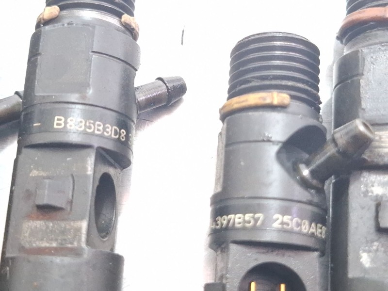 Recambio de inyector para renault megane referencia OEM IAM 8200365186  