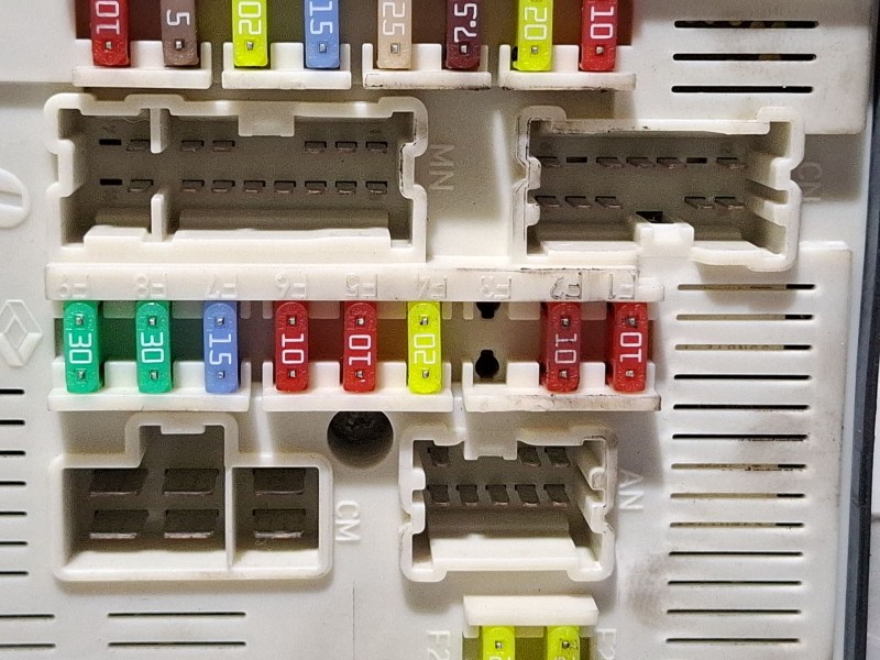 Recambio de caja reles / fusibles para renault megane iii hatchback (bz0/1_, b3_) 1.5 dci (bz1g, bz1w, bz0r) referencia OEM IAM 