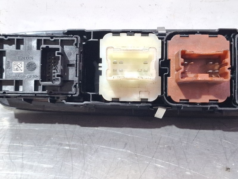 Recambio de mando elevalunas delantero izquierdo para dacia sandero iii 1.0 tce 90 referencia OEM IAM   