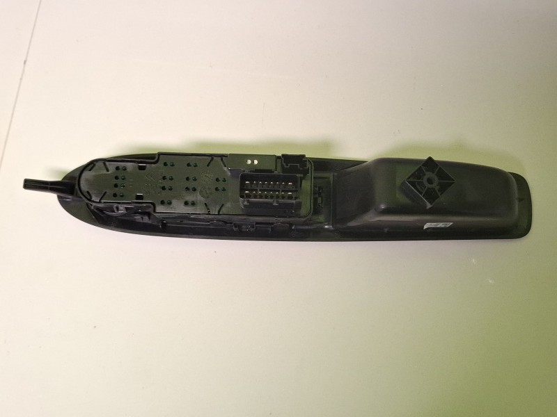 Recambio de mando elevalunas delantero izquierdo para citroën ds3 hdi blue referencia OEM IAM 529076433  