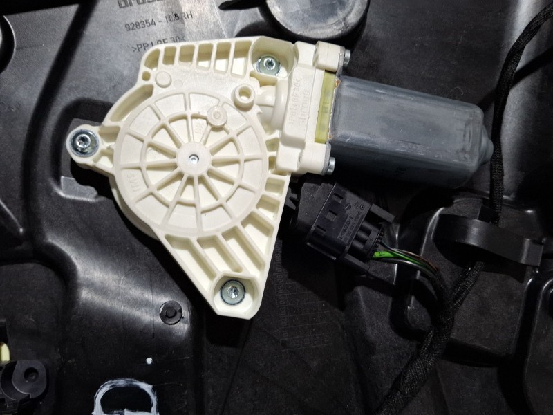 Recambio de elevalunas delantero derecho para mercedes-benz cla 200 d referencia OEM IAM A1175400705  