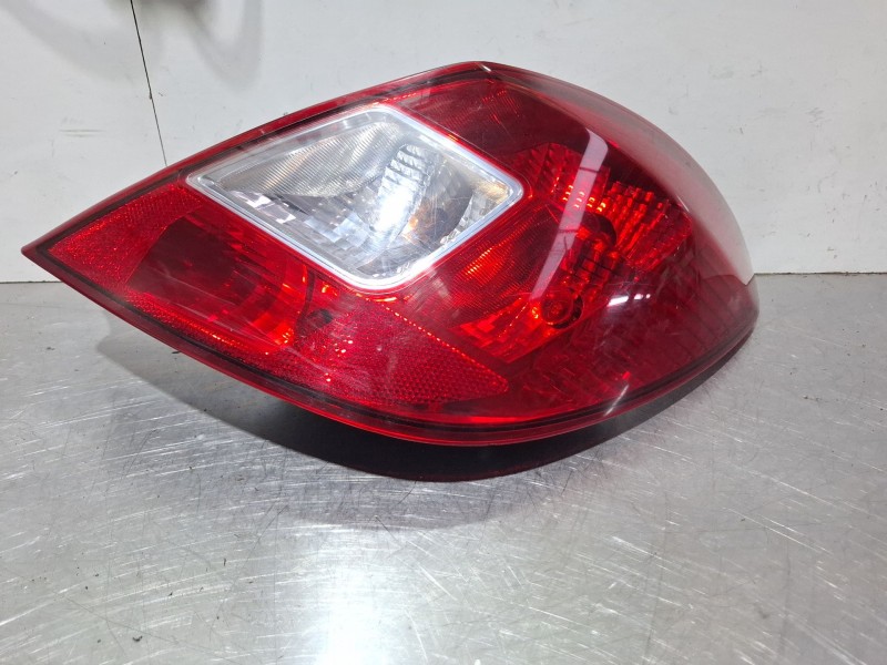 Recambio de piloto trasero derecho para opel corsa referencia OEM IAM 13188046  