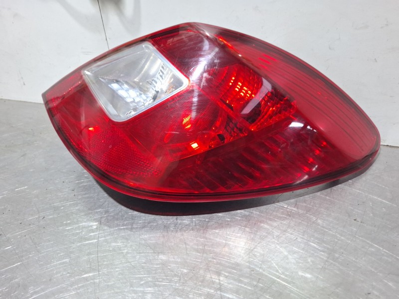 Recambio de piloto trasero derecho para opel corsa referencia OEM IAM 13188046  