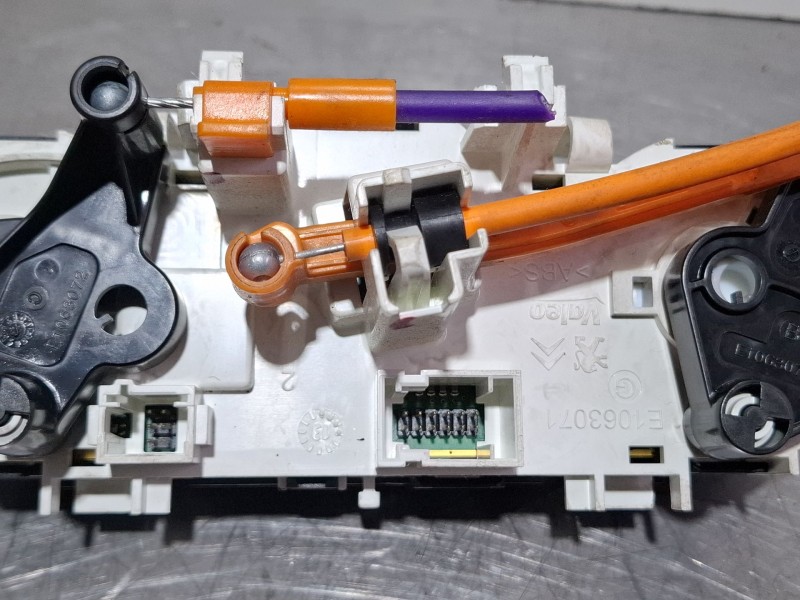 Recambio de mando climatizador para peugeot 208 referencia OEM IAM 96722483zd  