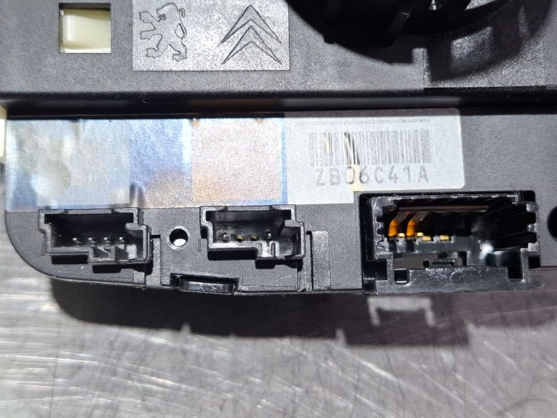 Recambio de mando luces para peugeot 208 referencia OEM IAM 98030394zd  