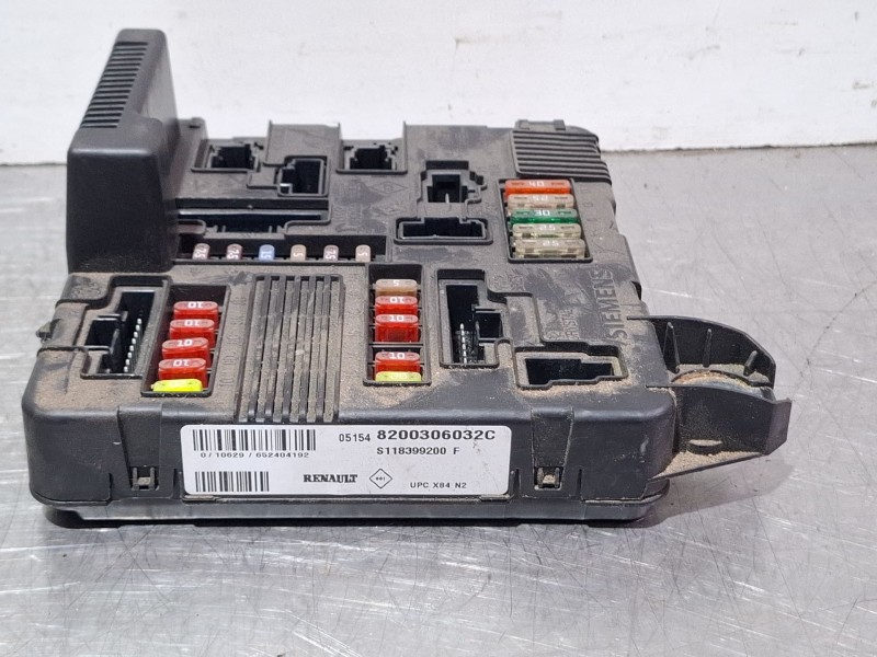 Recambio de caja reles / fusibles para renault megane scenic d referencia OEM IAM 8200306032C / S118399200F  