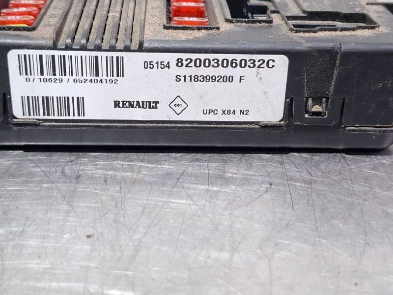 Recambio de caja reles / fusibles para renault megane scenic d referencia OEM IAM 8200306032C / S118399200F  