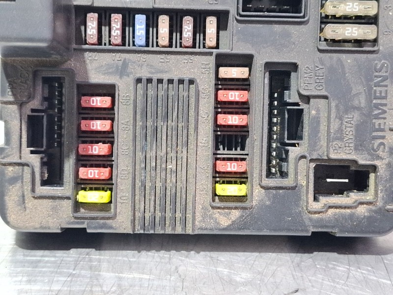 Recambio de caja reles / fusibles para renault megane scenic d referencia OEM IAM 8200306032C / S118399200F  