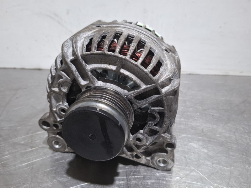 Recambio de alternador para volkswagen passat referencia OEM IAM 0124515010 / 305518120010  