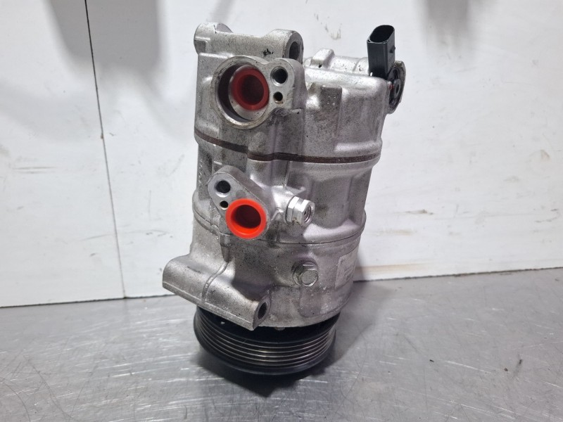 Recambio de compresor aire acondicionado para skoda octavia referencia OEM IAM 811057003  