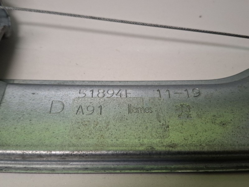 Recambio de elevalunas delantero derecho para peugeot 208 referencia OEM IAM 0130822702 / 9674254380  