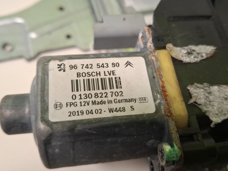 Recambio de elevalunas delantero derecho para peugeot 208 referencia OEM IAM 0130822702 / 9674254380  