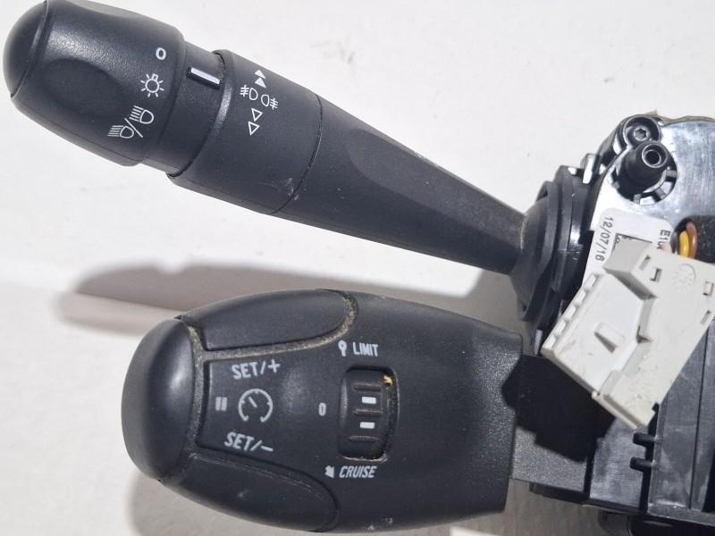 Recambio de mando multifuncion para peugeot 208 referencia OEM IAM 98154509zd00  