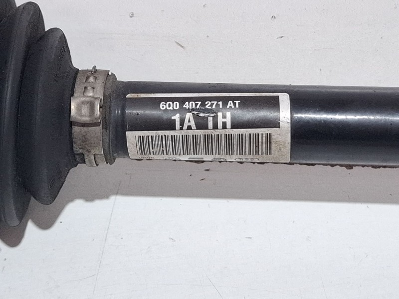 Recambio de palier izquierdo para skoda fabia referencia OEM IAM 6Q0407271AT  