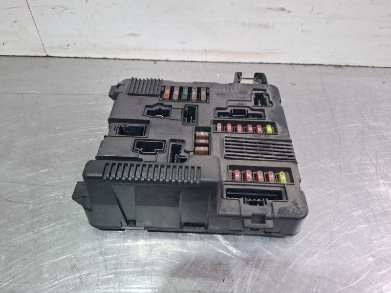 Recambio de caja reles / fusibles para renault megane referencia OEM IAM 8200306033A / S118399300J  