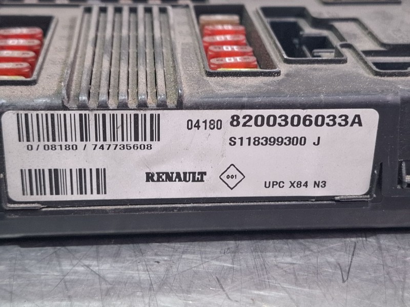 Recambio de caja reles / fusibles para renault megane referencia OEM IAM 8200306033A / S118399300J  