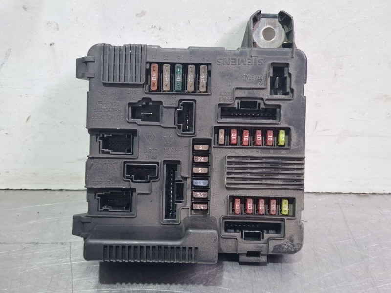 Recambio de caja reles / fusibles para renault megane referencia OEM IAM 8200306033A / S118399300J  