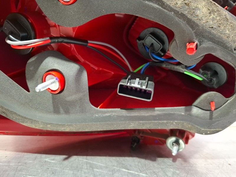 Recambio de piloto trasero derecho para opel mokka x referencia OEM IAM 42435942  