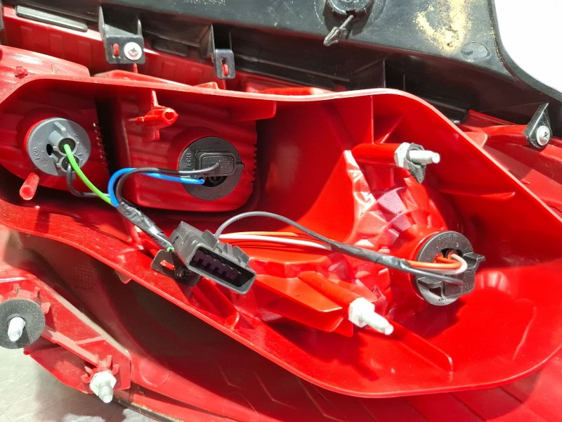 Recambio de piloto trasero izquierdo para opel mokka x referencia OEM IAM 154421983L  