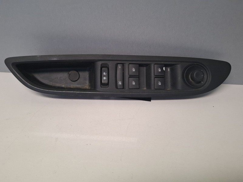 Recambio de mando elevalunas delantero izquierdo para opel mokka x referencia OEM IAM 95025518  