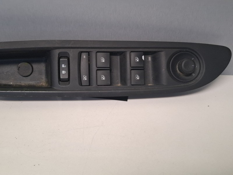 Recambio de mando elevalunas delantero izquierdo para opel mokka x referencia OEM IAM 95025518  