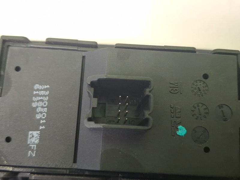 Recambio de mando elevalunas delantero izquierdo para opel mokka x referencia OEM IAM 95025518  