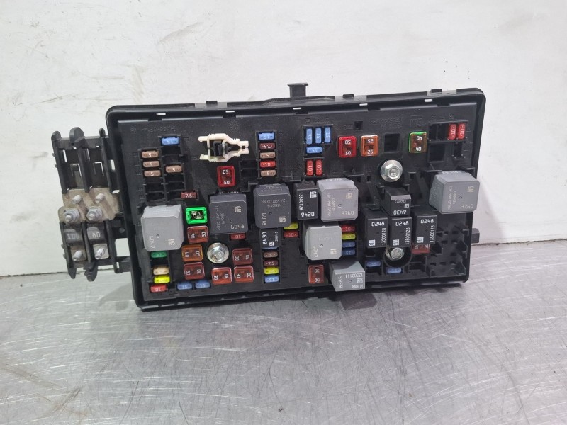 Recambio de caja reles / fusibles para opel insignia limousine hb referencia OEM IAM 13255300 / 529050199  