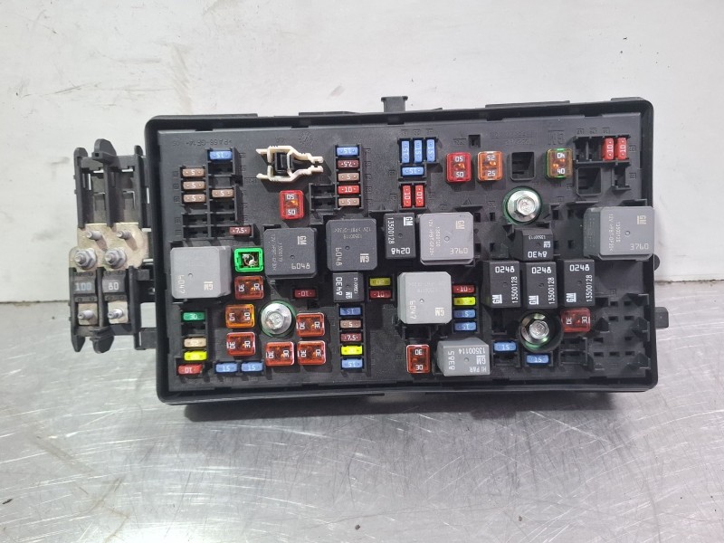 Recambio de caja reles / fusibles para opel insignia limousine hb referencia OEM IAM 13255300 / 529050199  