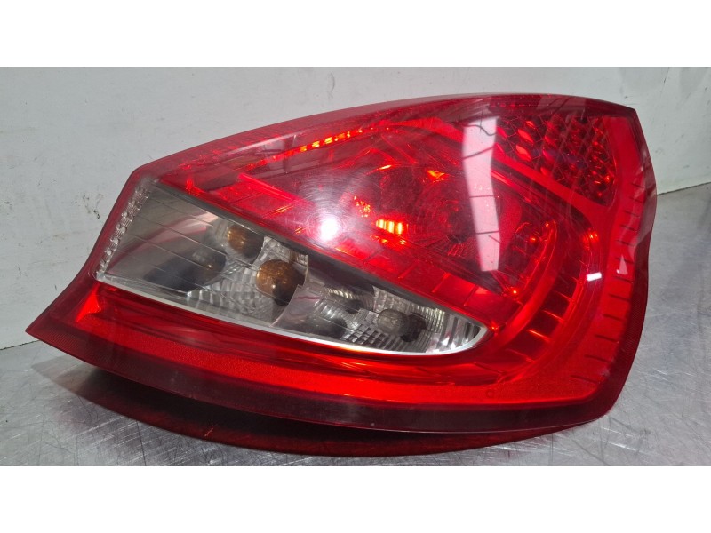 Recambio de piloto trasero derecho para ford fiesta referencia OEM IAM 8A6113404-AC  