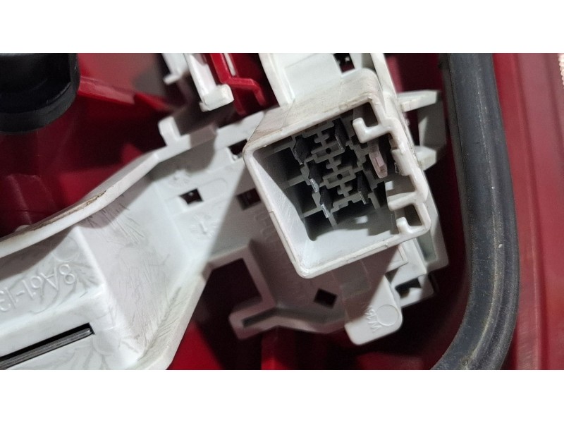 Recambio de piloto trasero derecho para ford fiesta referencia OEM IAM 8A6113404-AC  