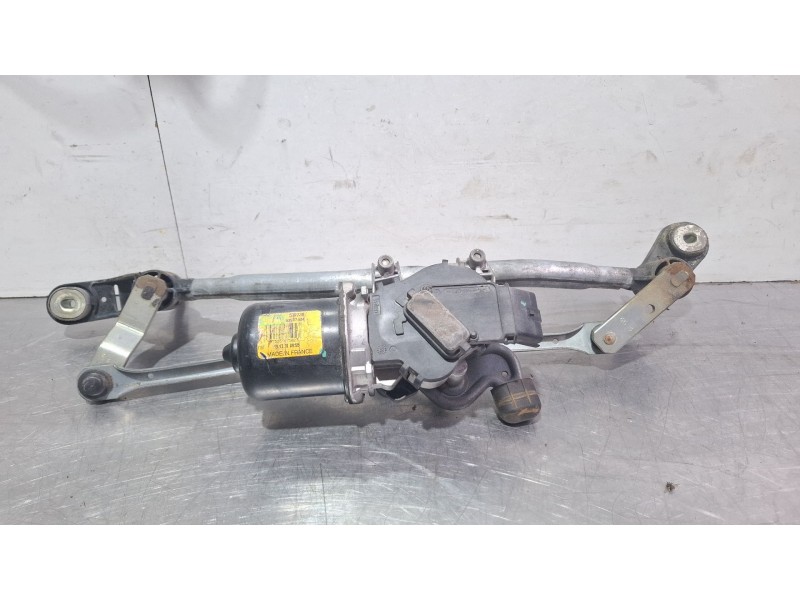 Recambio de motor limpia delantero para renault clio referencia OEM IAM 579738  