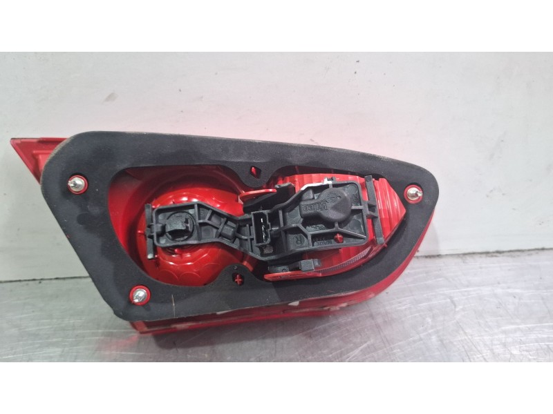 Recambio de piloto porton trasero derecho para seat leon 1.6 referencia OEM IAM 1P0945094F  