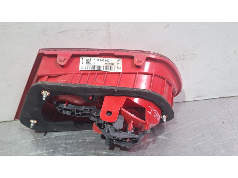 Recambio de piloto porton trasero izquierdo para seat leon 1.6 referencia OEM IAM 1P0945093F  