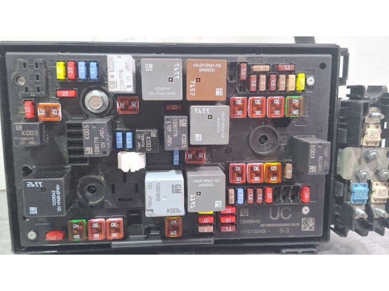 Recambio de caja reles / fusibles para opel astra referencia OEM IAM 13368645  