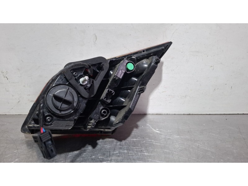 Recambio de piloto porton trasero derecho para peugeot 308 referencia OEM IAM 9677818380 / 81260101  