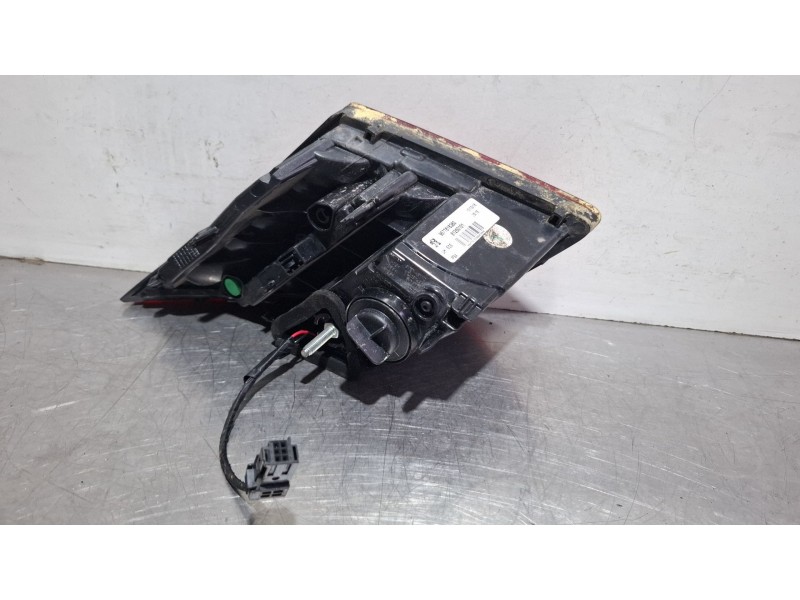 Recambio de piloto porton trasero derecho para peugeot 308 referencia OEM IAM 9677818380 / 81260101  