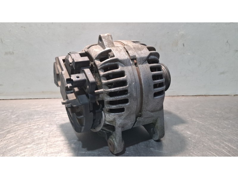 Recambio de alternador para renault master 2.5 dci, 120cv referencia OEM IAM 0124525133 / 8200692868C  