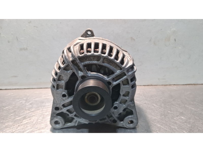 Recambio de alternador para renault master 2.5 dci, 120cv referencia OEM IAM 0124525133 / 8200692868C  